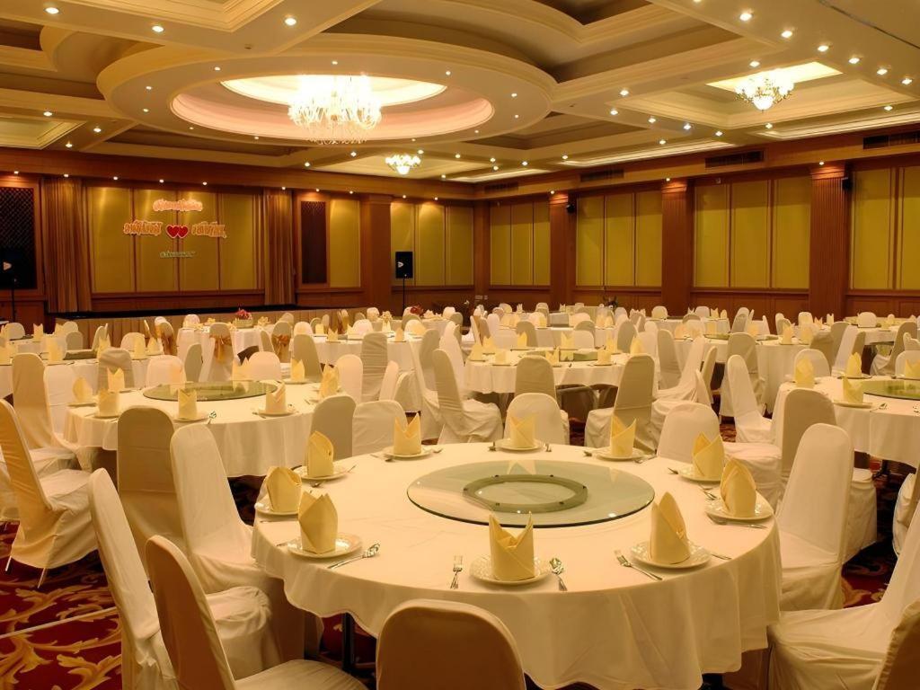The Rich Hotel Nonthaburi Exterior foto