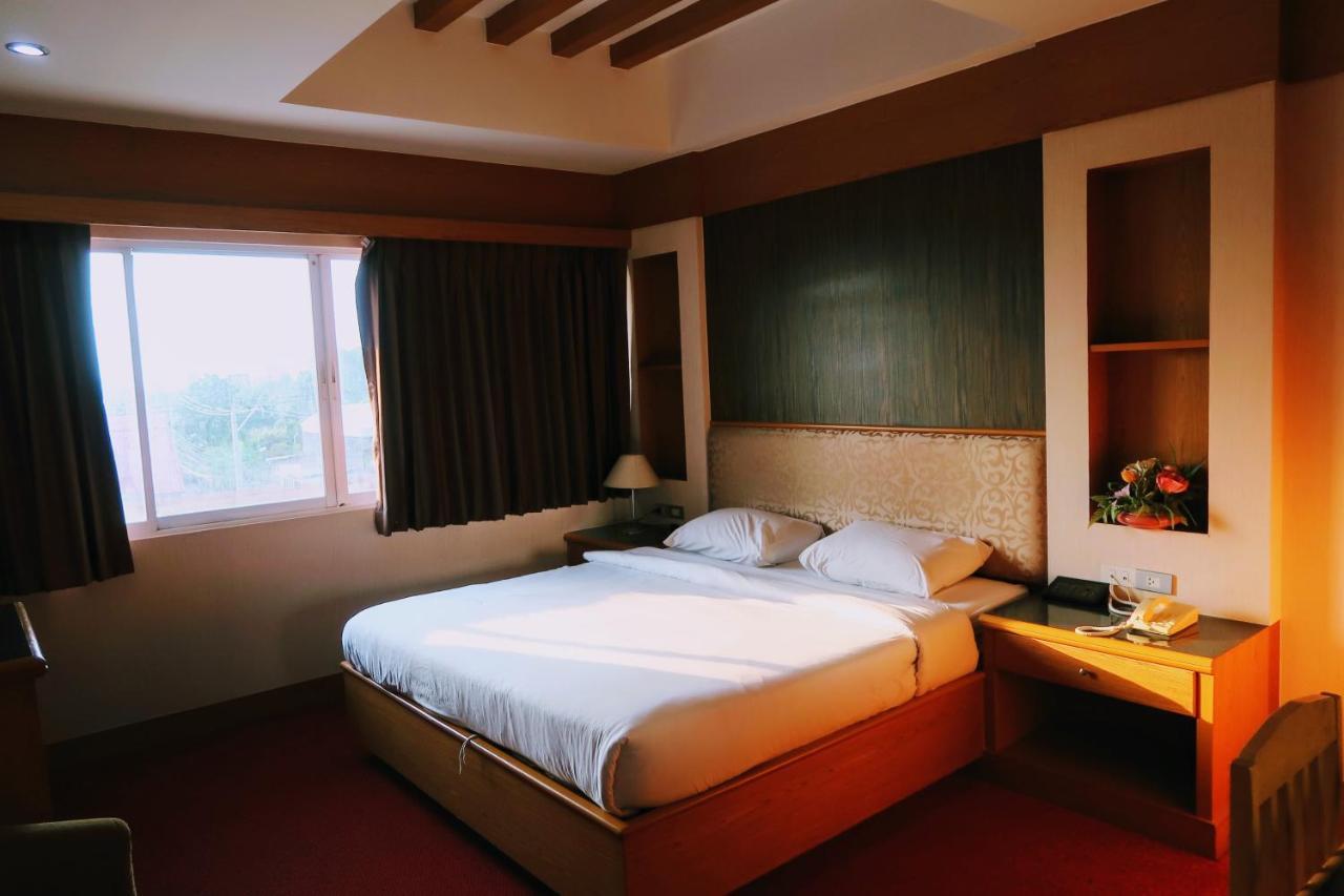 The Rich Hotel Nonthaburi Exterior foto